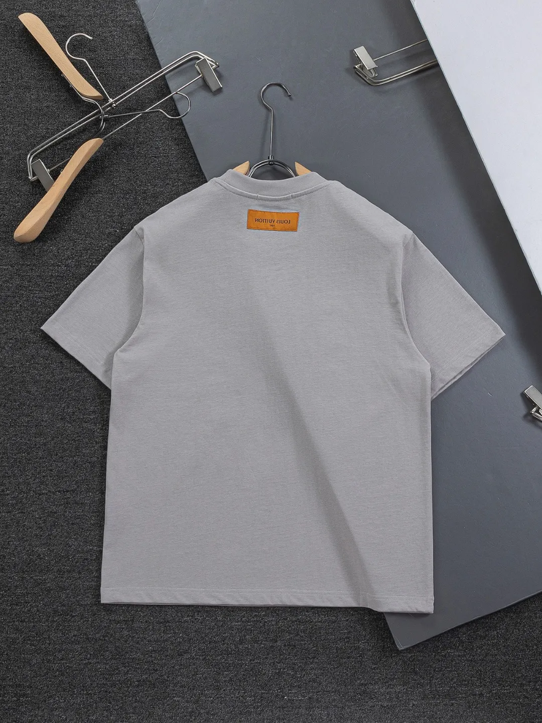 🅿️190 Louis Vuitton 1V LV micro-wide version S-XL LV 26ss New product counters are on the shelves at the same time Multi-process digital direct printing Various travel patches on the chest Micro-stamp printing Round-neck short-sleeved T-shirts, the same style for men and women! Consigned to one-to-one creation. Synchronized with the official website, pure cotton fabrics at the counter! It is close to the skin and comfortable, durable and easy to wear. It has a classic and simple logo design and meticulous original craftsmanship. Short-sleeves, a must-have item for men, do not appear to be the same for the general public, but must be unique and eye-catching. This LV short-sleeve is all about quality, comfort, the same shape and fashion as always, including fabrics and cutting techniques. All of them have been made with great effort! 320 grams of washed pure cotton fabric, pure cotton is breathable, very refreshing and comfortable for daily wear. The rib knitting on the neckline is smooth and tight, and the neckline will not be skewed if you toss it at will. The loose version, you will find that it looks really good on the upper body. The overall is minimalist and neat, super versatile for daily use! Pair it casually with a pair of pants for a youthful look. A T-shirt will make your outfit crazy. It is a fashionable item that can never go wrong! Color: Black White Gray Size: S-XL Size chart: S: Shoulder width 50-Bust 56-Length 70 M: Shoulder width 52-Bust 57-Length 72 L: Shoulder width 54-Bust 59-Length 74 XL: Shoulder width 56-Bust 62-Length 76